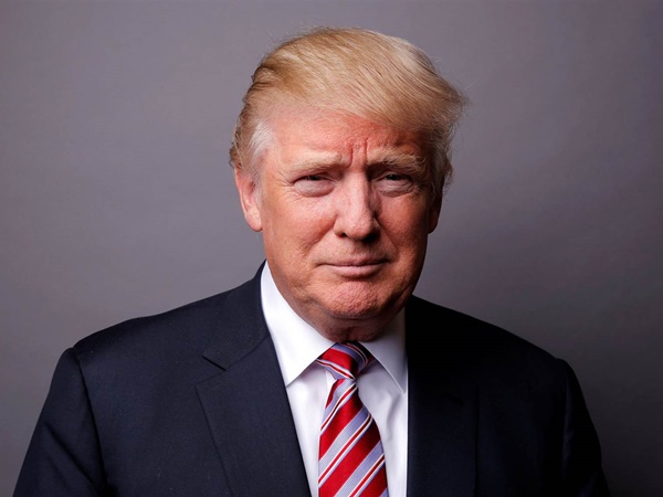 مواطن سعودي يؤدي عمرة عن ترامب ويدعيه للإسلام