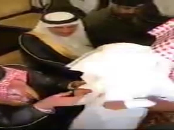 شاهد أمير تبوك يهدي طفل كفيف قلمه لهذا السبب