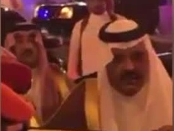 أمير حائل يفك كرب مسجون بدين يبلغ 225 ألف ريال .. فيديو