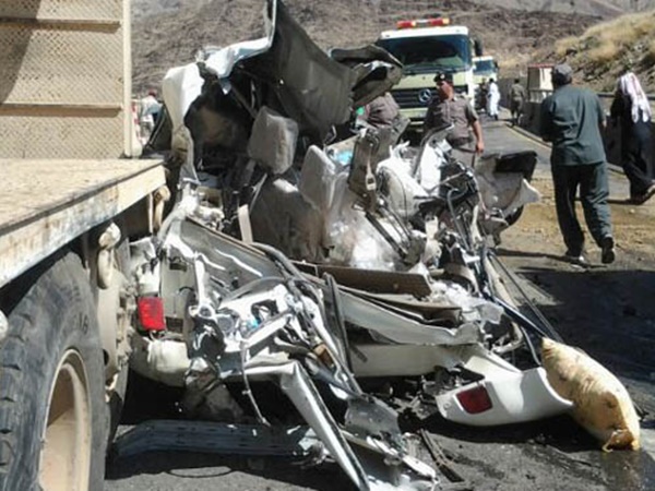 بالفيديو.. نجاة سعودي وعائلته من الموت بأعجوبة بعد سحق شاحنة لسيارتهم