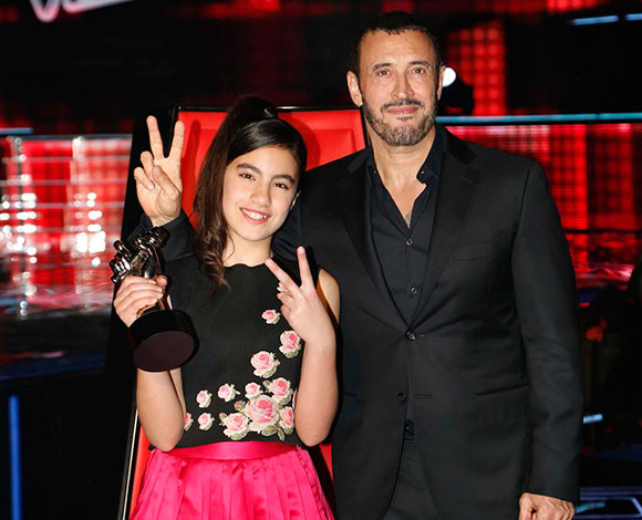 الطفلة اللبنانية لين الحايك من فريق كاظم تأسر قلوب الناس حاصدةً لقب "the Voice Kids" بموسمه الأول