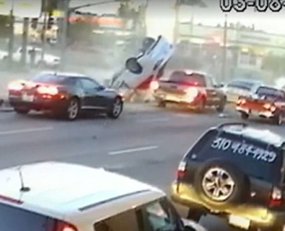 فيديو يظهر ارتطاما مروعا بين 5 سيارات في هوليوود