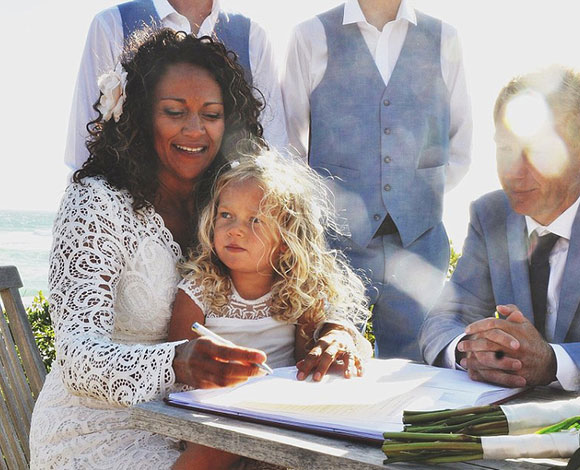 تفاصيل مثيرة في قصة حب أمينة هارت وسكوت أندرسون وزواجهما