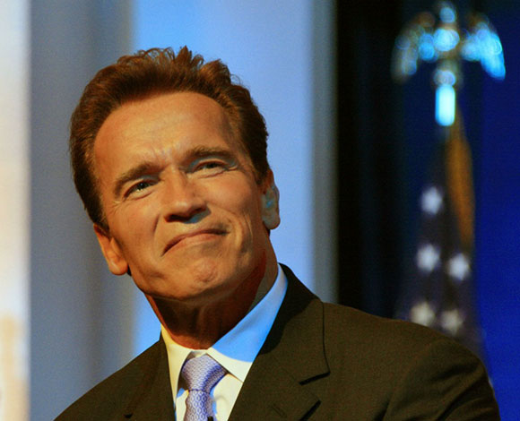 نجوم شقوا طريق الشهرة والثراء بعد أن كانوا مشردين