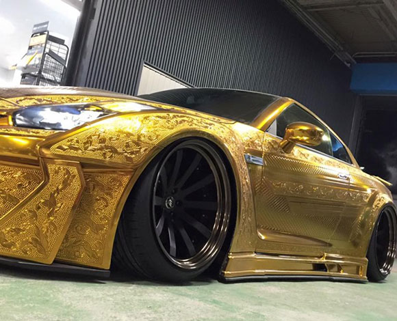 سيارة Nissan GTR مطلية بالذهب بمليون دولار تخطف الأنظار في دبي