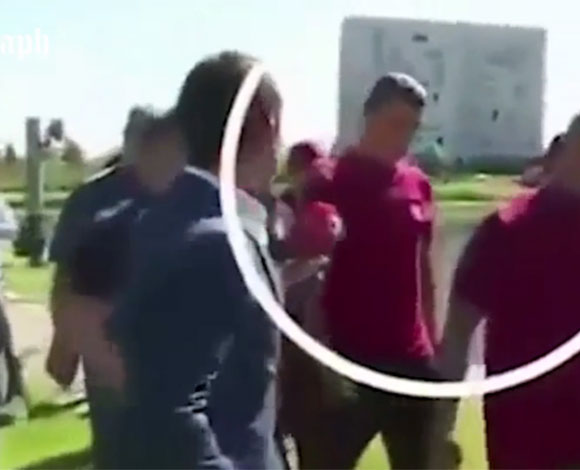 بالفيديو: رونالدو يرمي مذياع صحافي في الماء