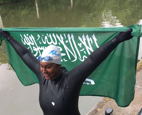 مريم بن لادن تسجل رقماً قياسياً جديداً كأول امرأة تنجح في قطع 101 ميل من نهر التايمز سباحة