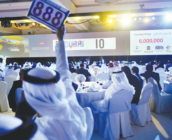 لوحة سيارة تحمل الرقم R10 تباع في مزاد علني في دبي بسعر 2،6 مليون$
