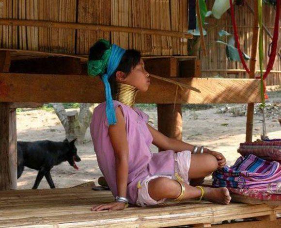 نساء تايلاند يتزيّن بالصولجان لتطول أعناقهن!