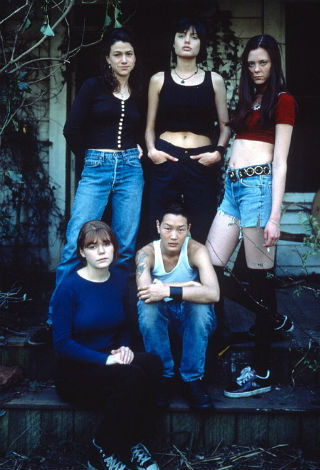 تاريخ أنجلينا جولي حافل بقصص الحبّ!