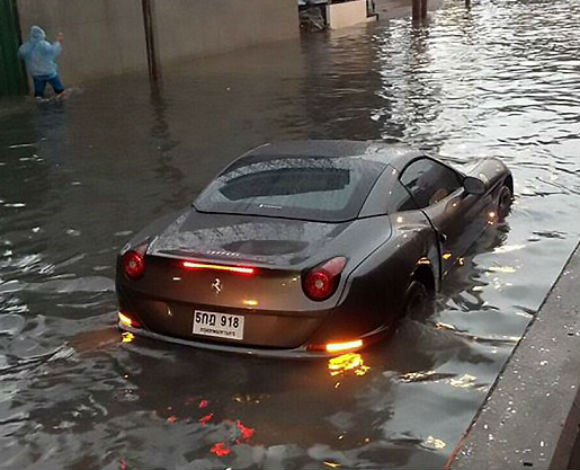 Ferrari ب 800،000$ تغرق في ماء تايلندا!