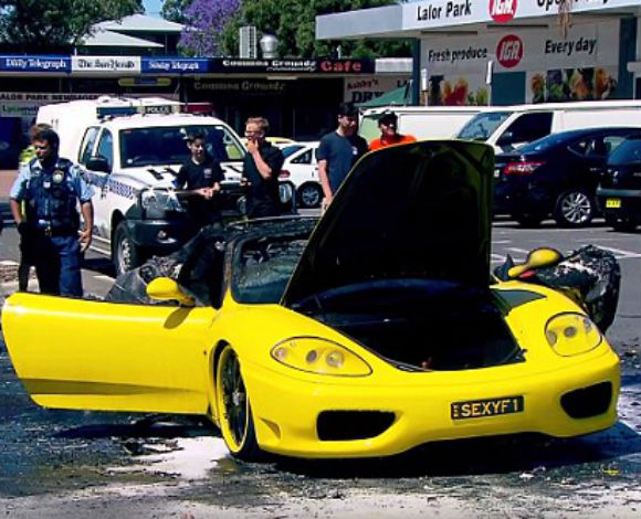 احترقت سيارته ألFerrari وسرقت بطاقات ائتمانه وأمواله وحاسوبه النقال!