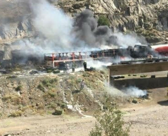 بالصور حادث مروع بين 4 مركبات بمحايل عسير، من بينهم شاحنتين محملتين بالوقود