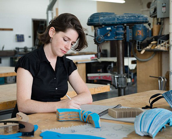 خوذة للدراجة مصنوعة من ورق مقابل 5 £ يفوز مخترعها بجائزة هندسية كبيرة