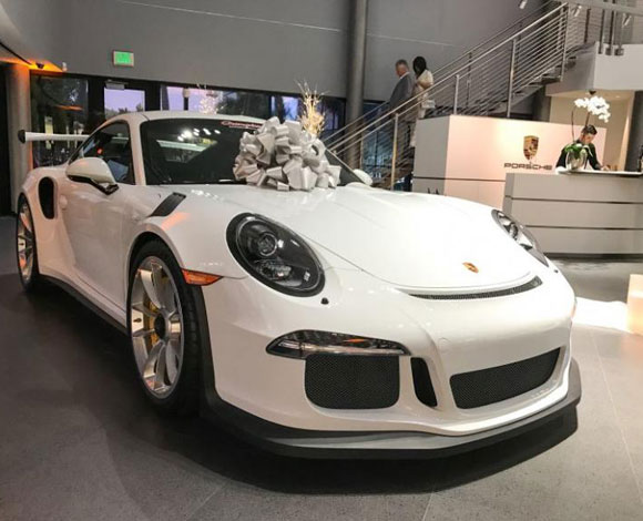 ثنائي يتزوّج في صالة عرض سيارات ألPorsche!