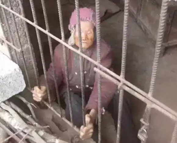 ابن وزوجته يحبسان والدته في قبو حتى تدهورت صحتها .. فيديو مزعج