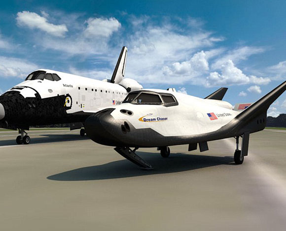 وصول المكوك DREAM CHASER إلى قاعدة EDWARDS الجوية