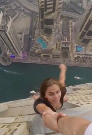 عارضة أزياء روسية تتحدى الموت في دبي ... والسبب صورة!