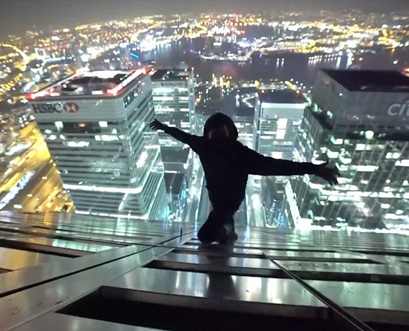 مغامرون يصعدون ناطحة سحاب في منطقة canary wharf في لندن