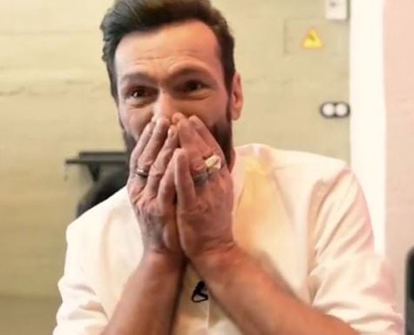 رجل متشرد يبكي متأثراً بعد تعديل مظهره بالكامل!