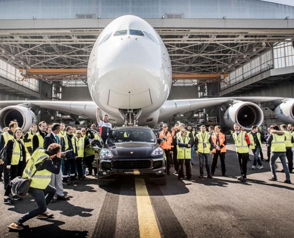سيارة بورش Cayenne S Diesel تنجح في جر طائرة Airbus A380