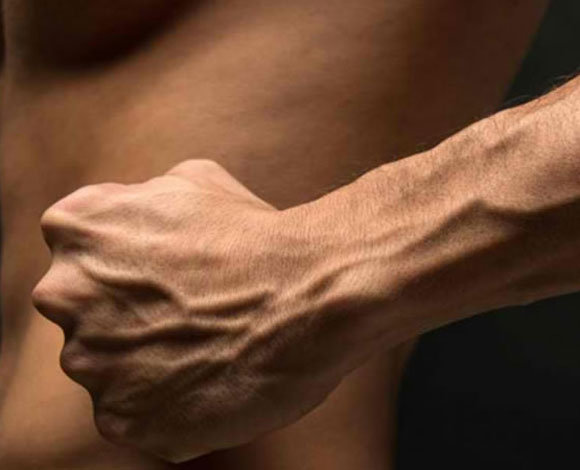 أكثر 5 مناطق تنجذب إليها المرأة في جسم الرجل