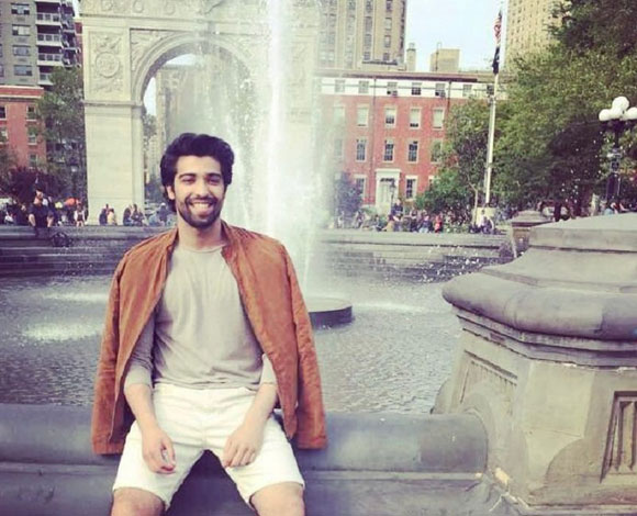 مواقع التواصل تشتعل بعد إعلان طبيب وسيم بحثه عن شريك للسكن