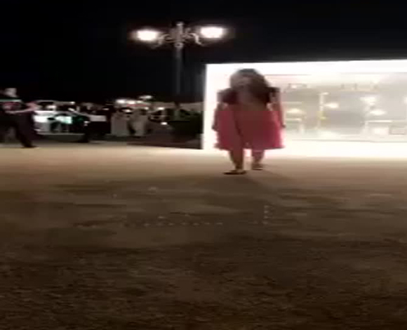 بالفيديو .. رقص فتاة عربية يوقف منظم الفاعلية ويغرمه 100 ألف ريال