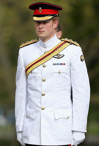 الأمير هاري يلفت الأنظار ببذلته الرسمية في أستونيا