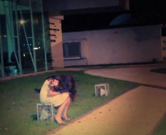 بالفيديو  والصور : طفلة ترعب المارة بوجهها المخيف 