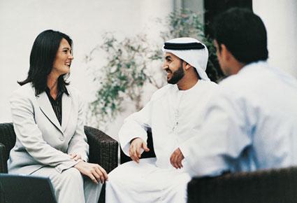  الاجتماع صعب والموقف دفاعي: حاربهما بلغة الجسد