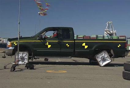 بدل الدواليب الدائرية ... سيارة تسير بعجلات مربعة الشكل