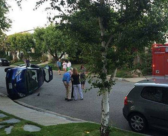 مسنان أميركيان يلتقطان Seflie بعد حادث سيارة تعرضا له