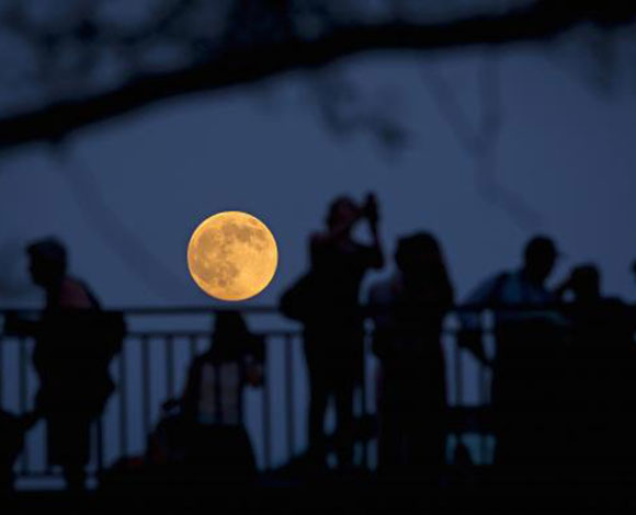 "Supermoon" الظاهرة القمرية الكاملة... بالصور