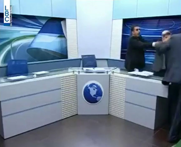 بالفيديو- تشابك بالأيدي مباشرة على الهواء