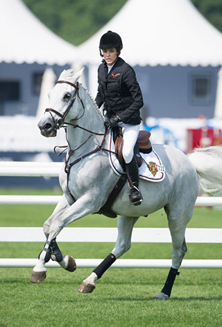 بعد الحادث شارلوت كاسيراغي مجدداً إلى حلبة سباق الخيل