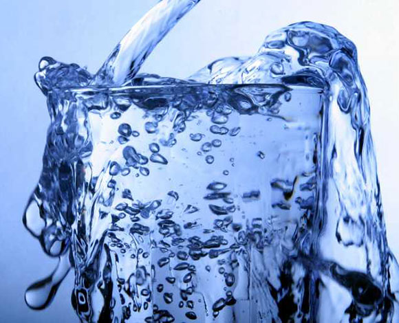فوائد شرب الماء على معدة خاوية