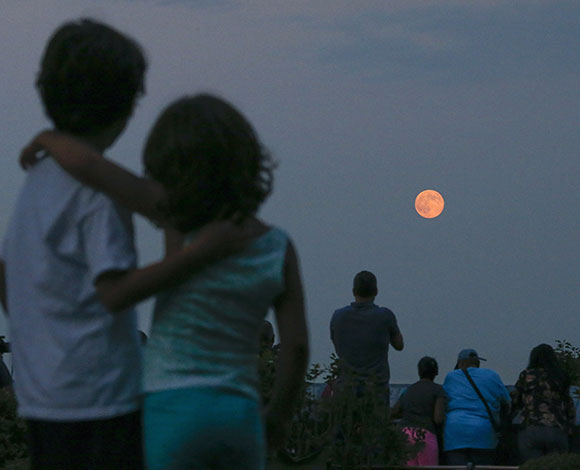 "Supermoon" ظاهرة القمر المثالي التي أبهرت العالم... بالصور