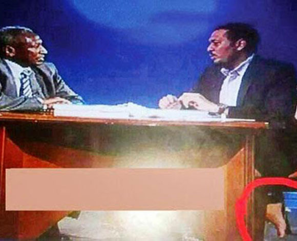 مذيع حافي القدمين على الهواء