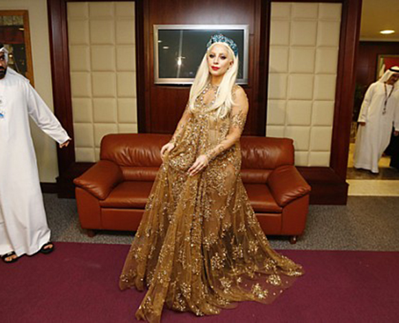 "Lady Gaga"  تصل الى دبي وحفل كبير مساء اليوم