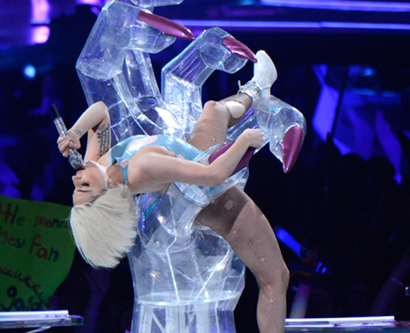 "Lady Gaga" تفتتح جولتها العالمية من دبي  