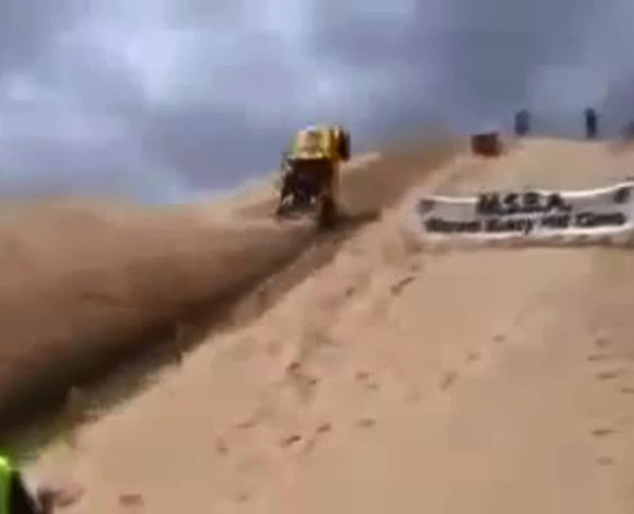 تفحيط وتطعيس: سيارة رانجلر تقوم بتطعيس تلة قوية... بالفيديو