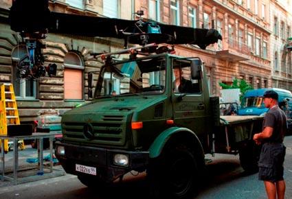  سيارات الفئة-G و SprinterوUnimog وZetros  تنقذ العالم في A Good Day to Die Hard