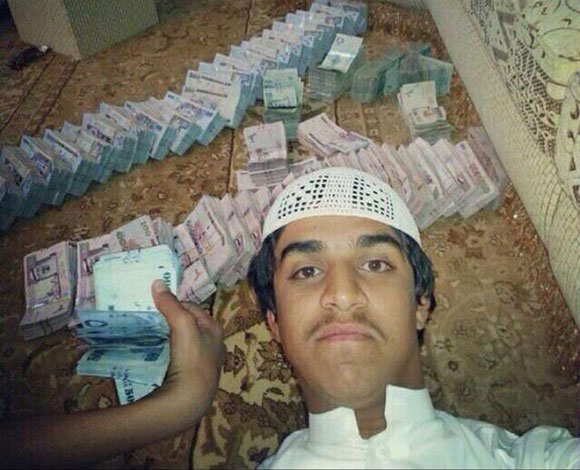 بالصور- سعودي يدخل الى السجن بسبب... 
