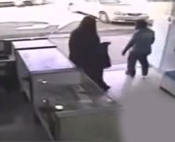 بالفيديو: سعودية تسرق هاتف ايفون 6
