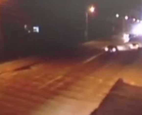 اغرب حادث سير في العالم: رجل دهسته 3 سيارات بأقل من دقيقة وبقي حياً... بالفيديو