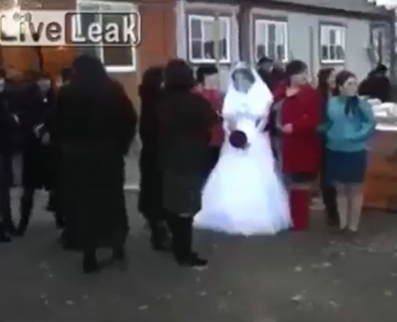 بالفيديو- شاب يخطف فتاة رقص معها أمام أعين أهلها