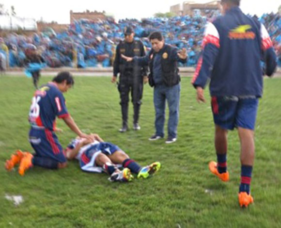 دخان يتصاعد من لاعب كرة قدم بعد ان ضربته صاعقة خلال مباراة... بالفيديو