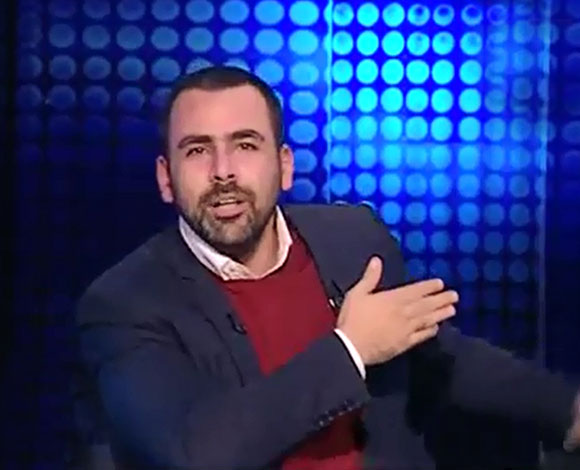بالفيديو - مذيع مصري يضرب نفسه على الهواء