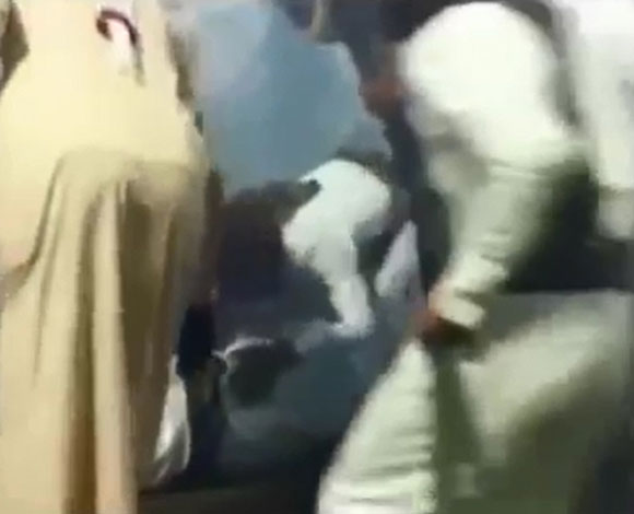 بالفيديو: شاب يرقص ببندقية ويصيب نفسه